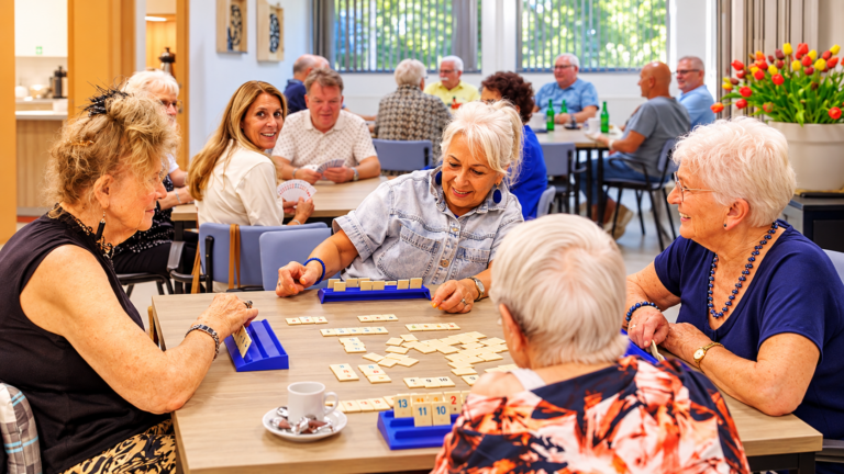 Iedere dinsdagavond spelletjes en darten voor de gezelligheid